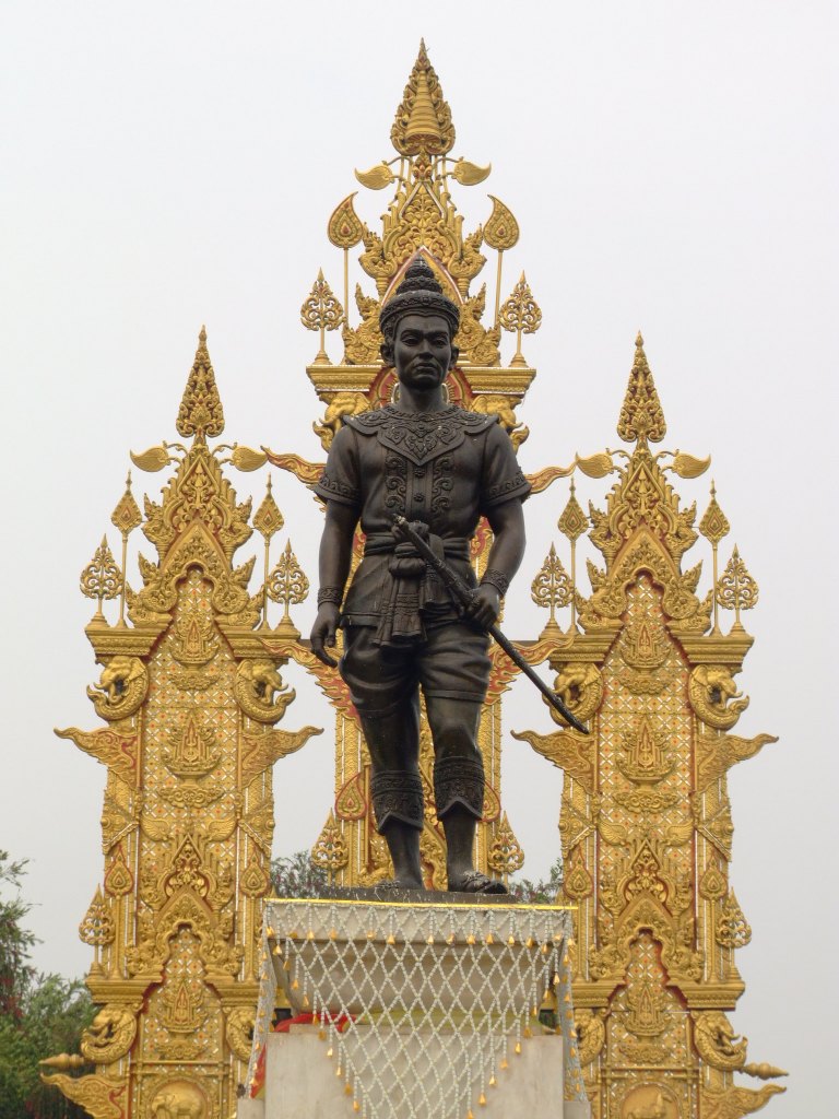 Mangrai_Monument.jpg